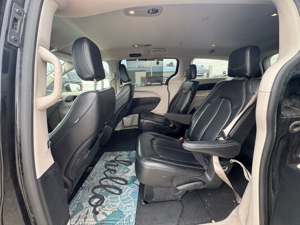 Used 2023 Chrysler Pacifica Touring-L image 12