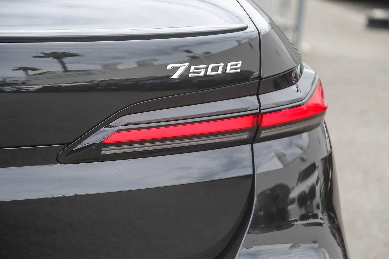 Used 2025 BMW 750e xDrive image 7