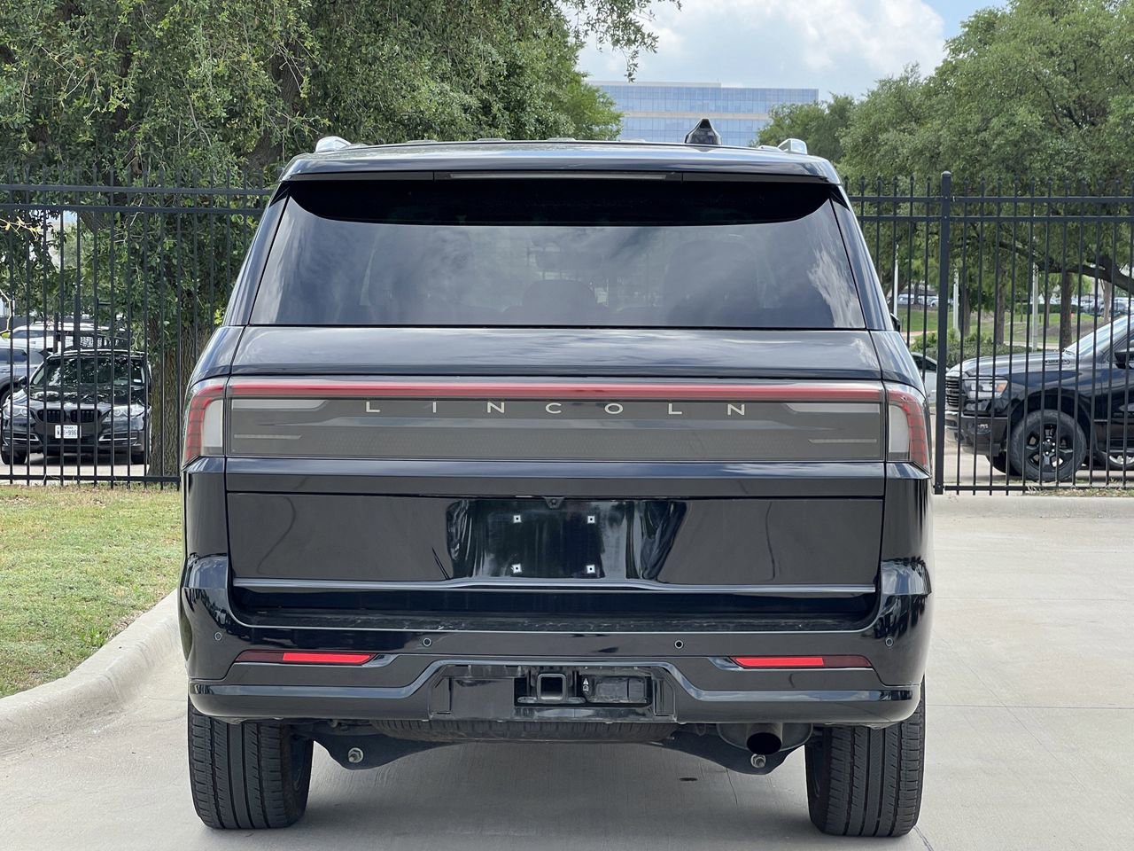 Used 2025 Lincoln Navigator Reserve AWD/4WD image 4