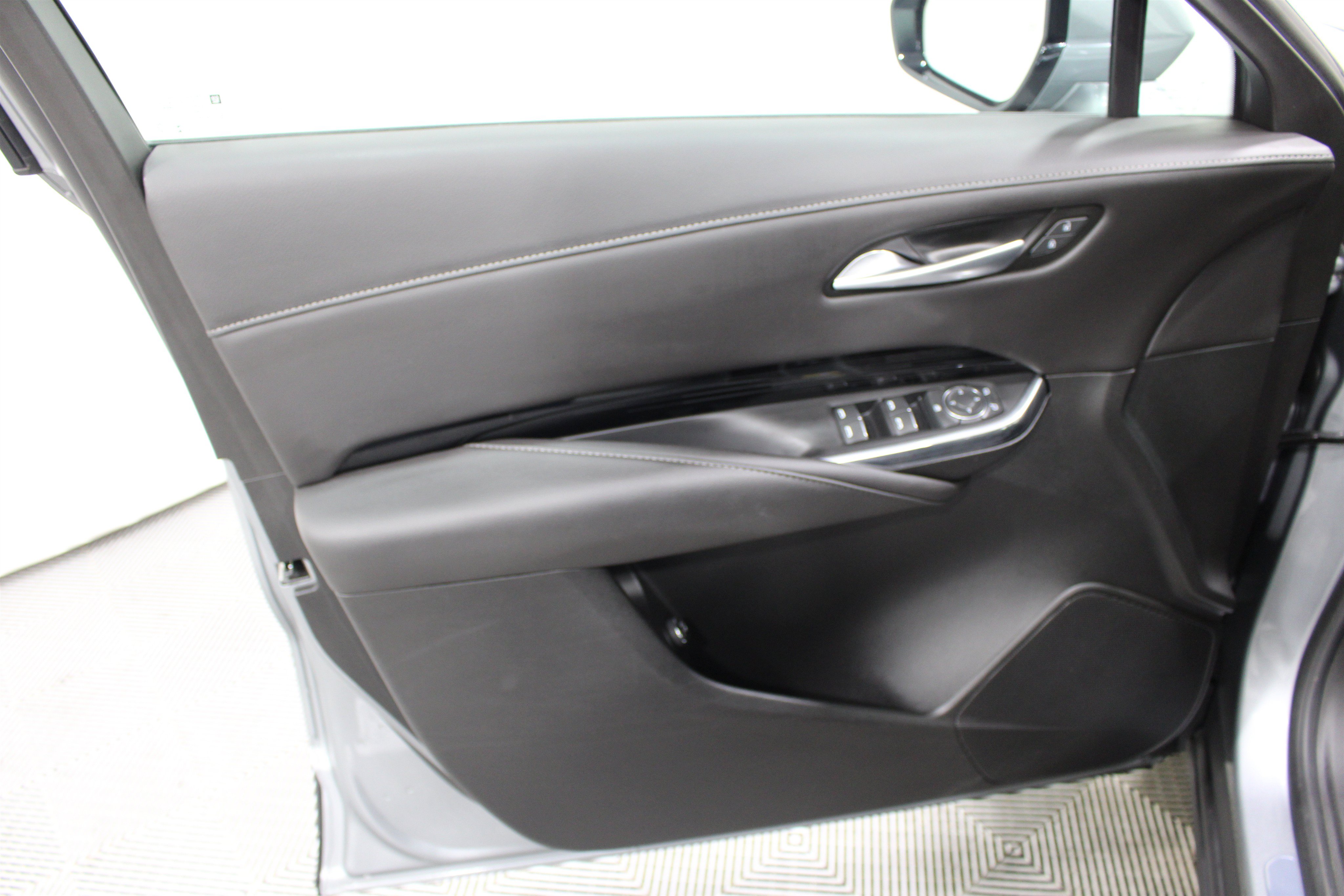 Certified 2024 Cadillac XT4 Luxury w/ Cold Weather Package FWD image 6