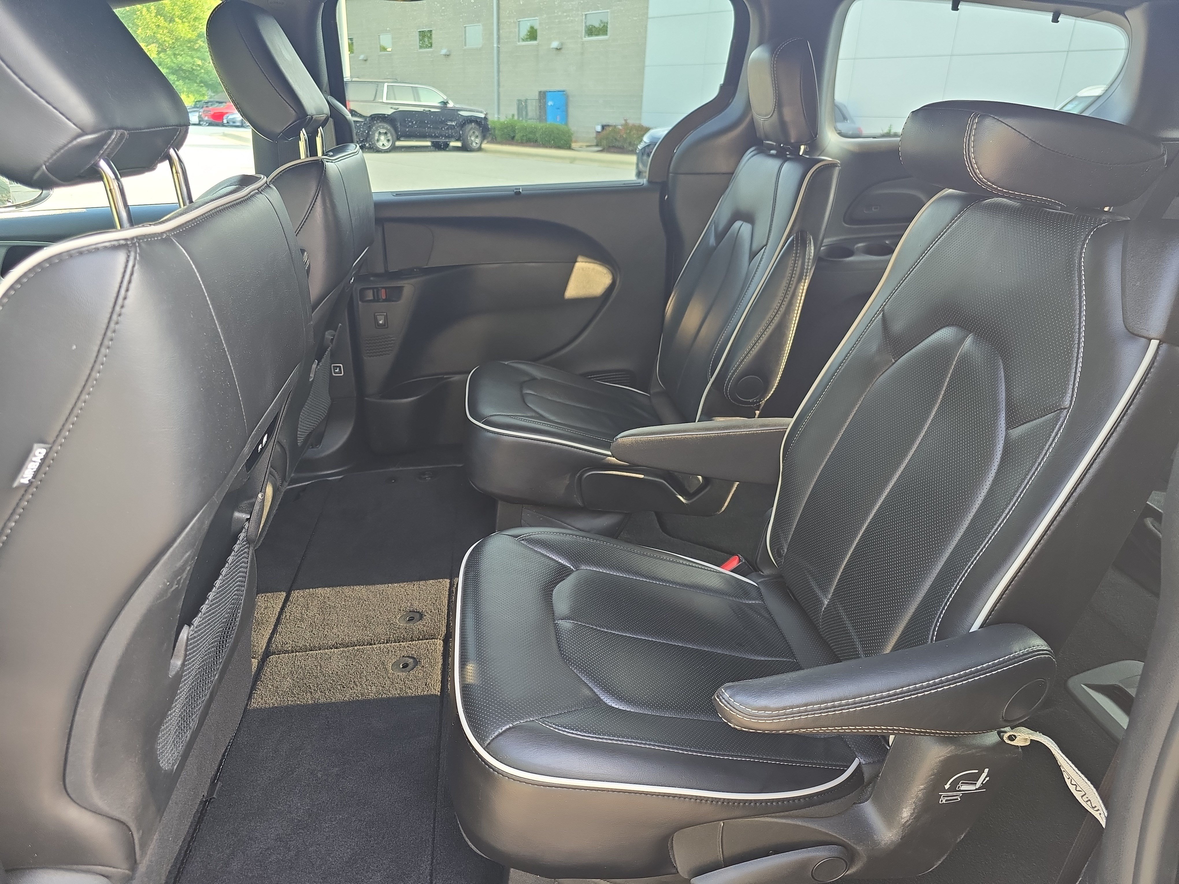 Used 2025 Chrysler Pacifica Limited FWD image 13