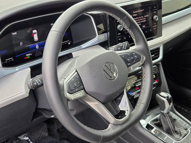 Certified 2025 Volkswagen Taos SE FWD image 19