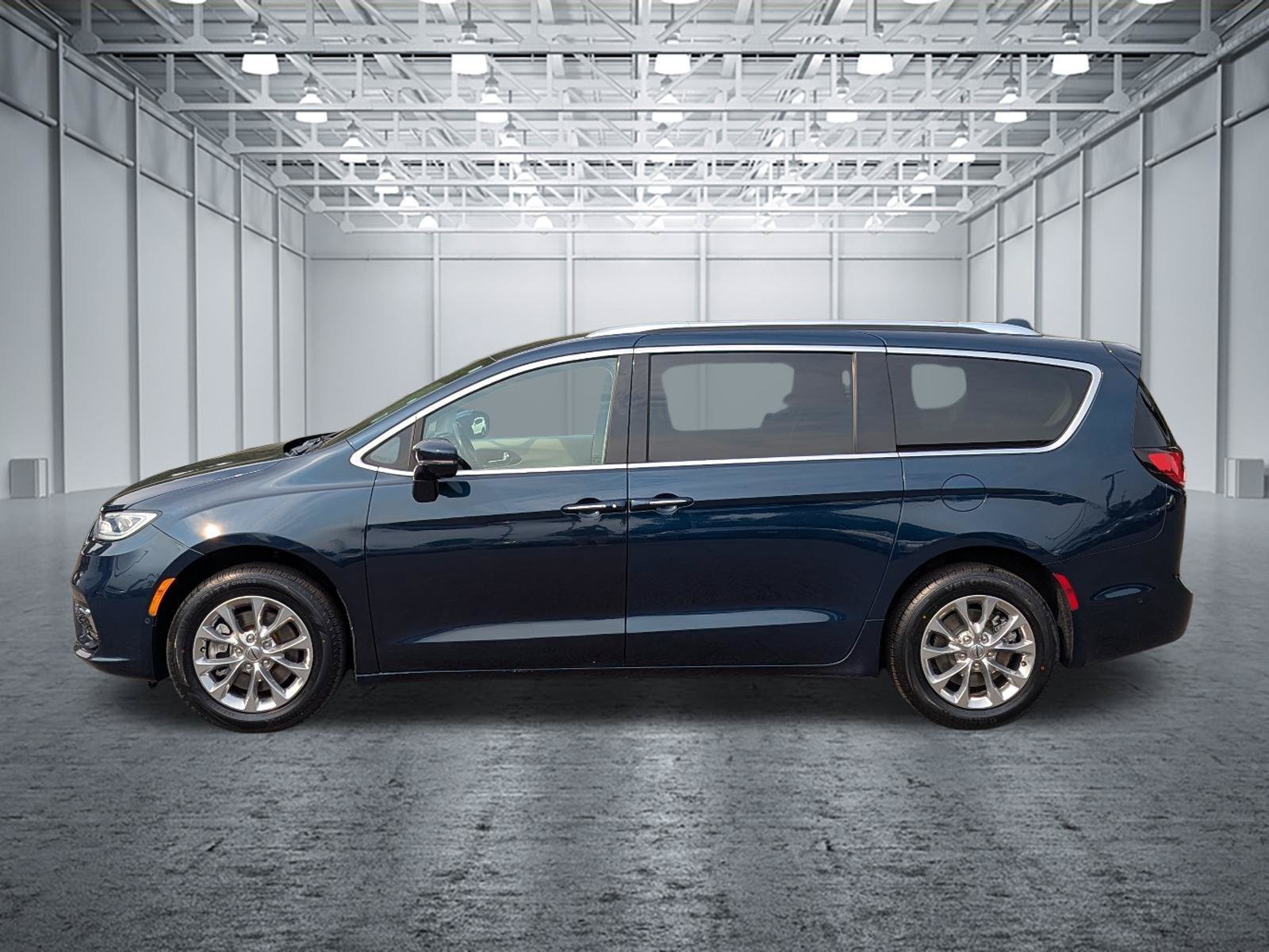 Used 2021 Chrysler Pacifica Touring-L w/ Uconnect Theater Family Group AWD/4WD image 2