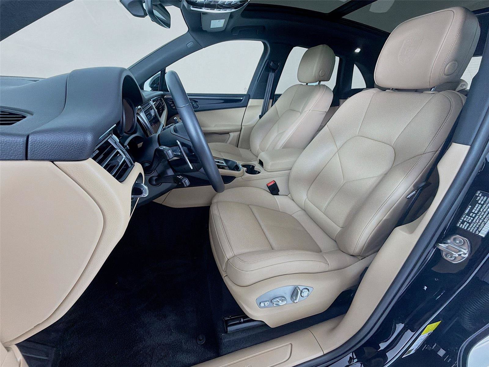 Certified 2026 Porsche Macan AWD/4WD image 5