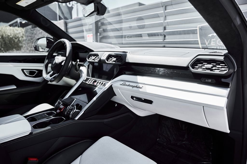Used 2019 Lamborghini Urus AWD/4WD image 44