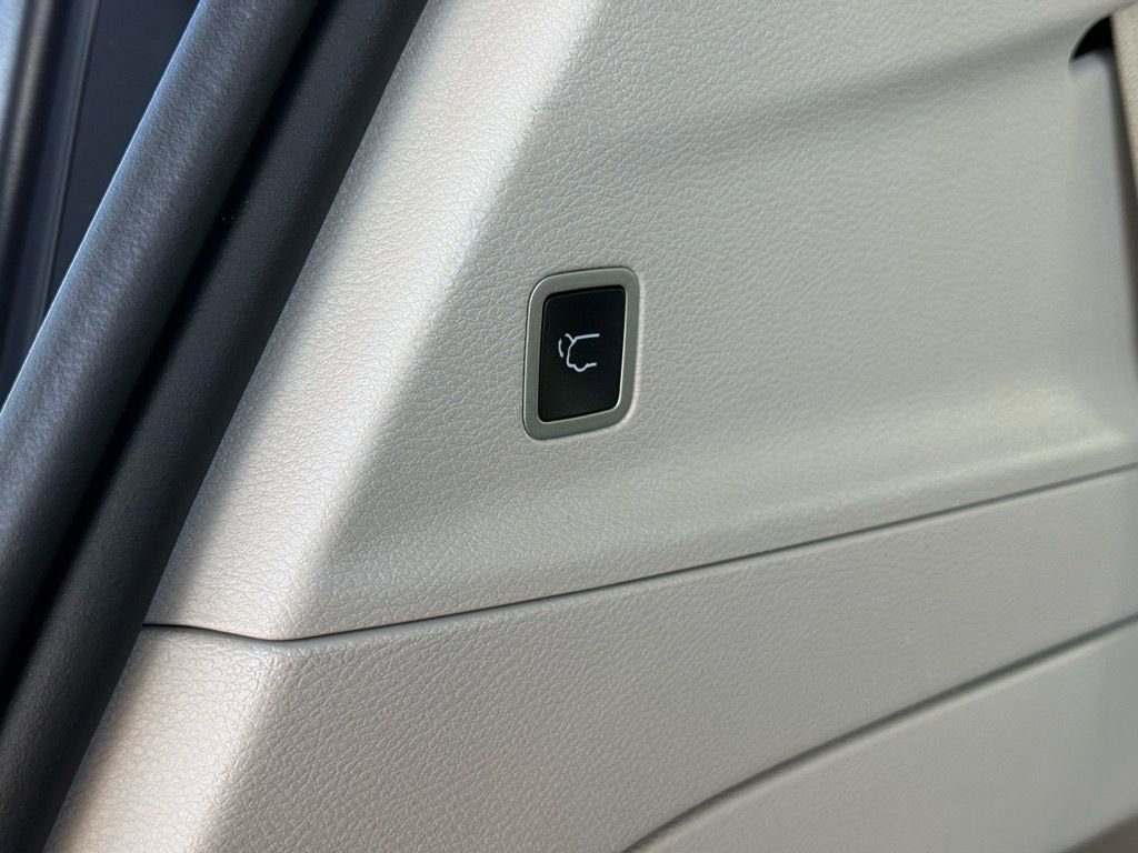 Used 2024 Chrysler Pacifica Touring-L image 15