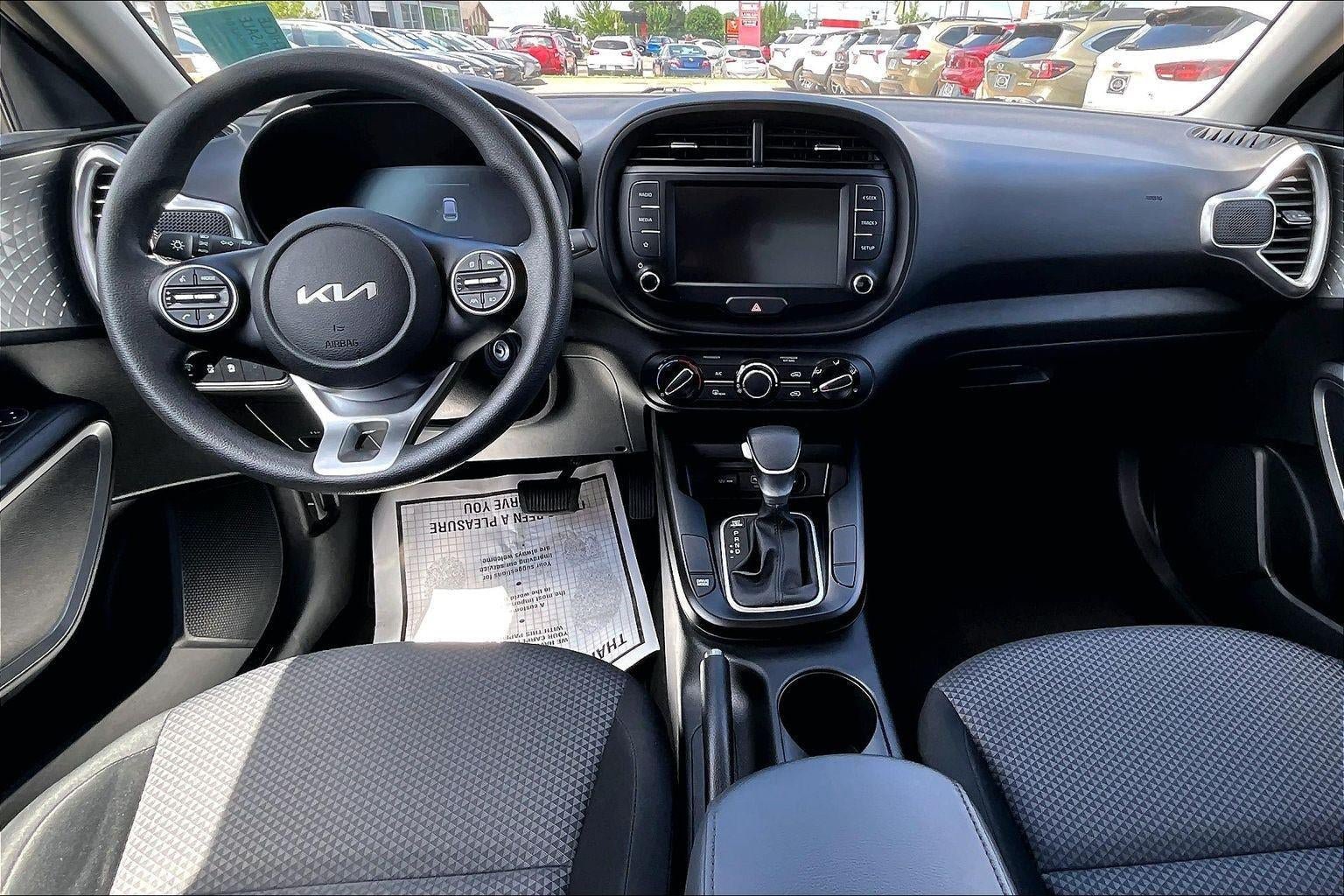 Used 2025 Kia Soul LX w/ LX Technology Package FWD image 7