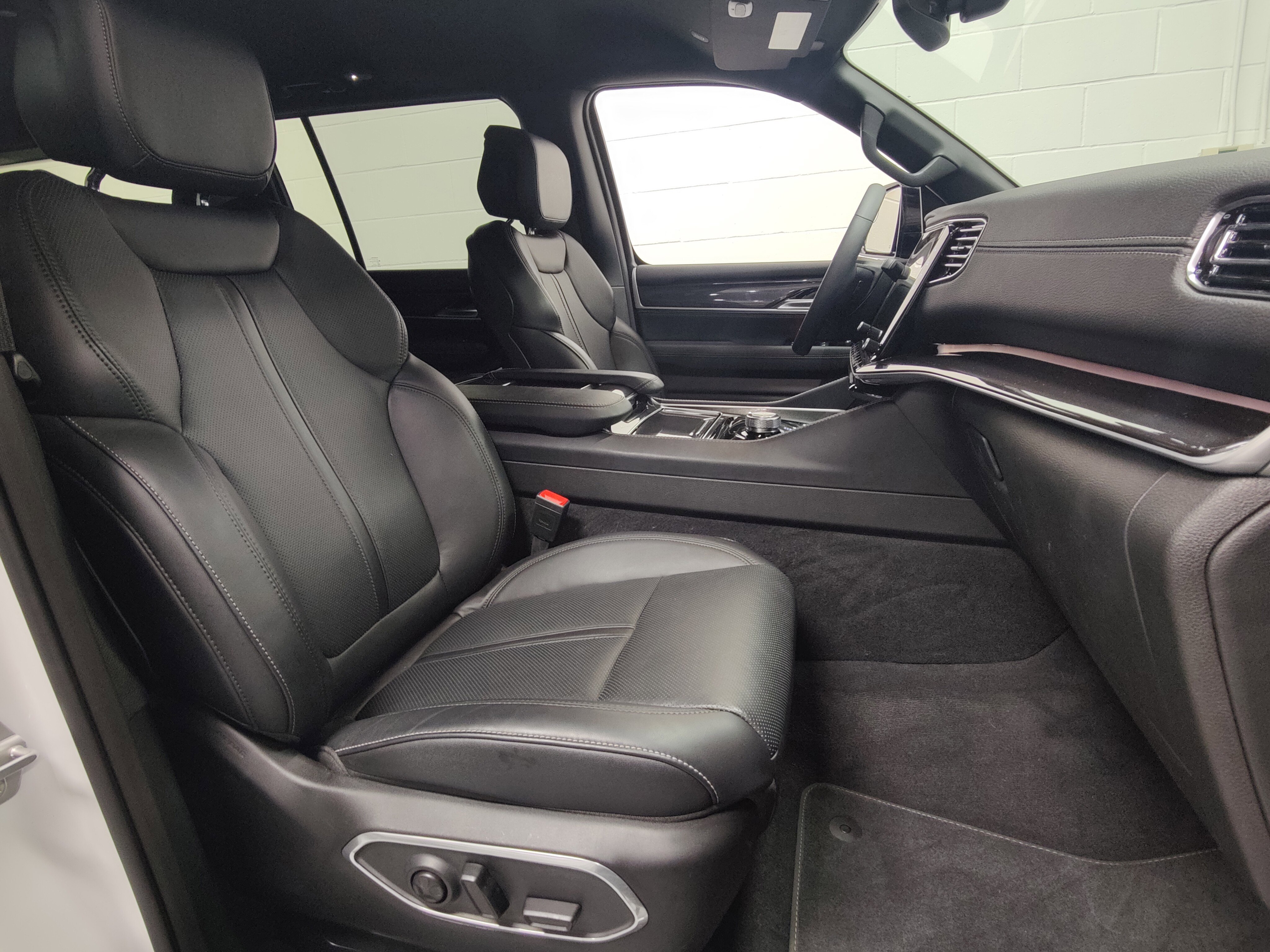 Used 2024 Jeep Wagoneer 4WD image 4