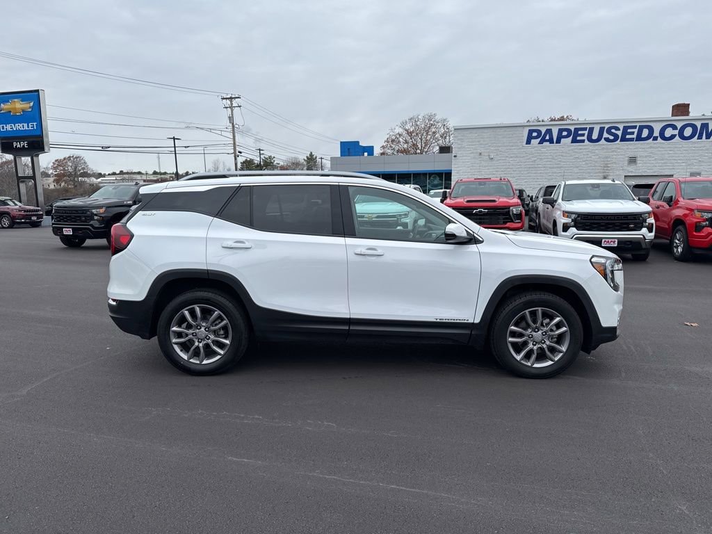 Used 2024 GMC Terrain SLT image 2