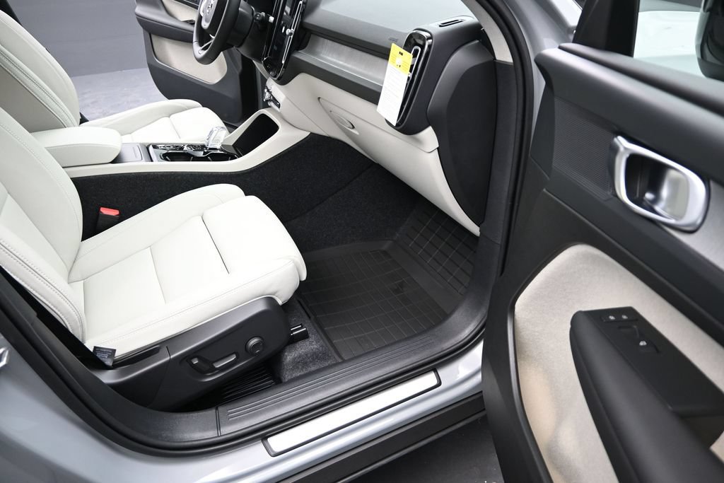 New 2026 Volvo XC40 B5 Plus w/ Protection Package Premier AWD/4WD image 19