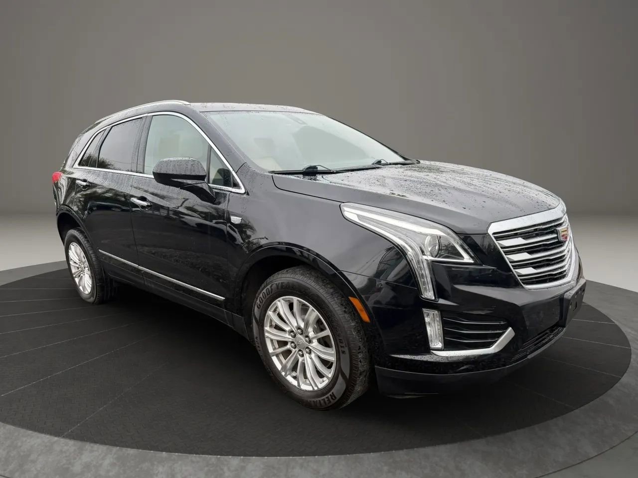 Used 2018 Cadillac XT5 AWD image 3