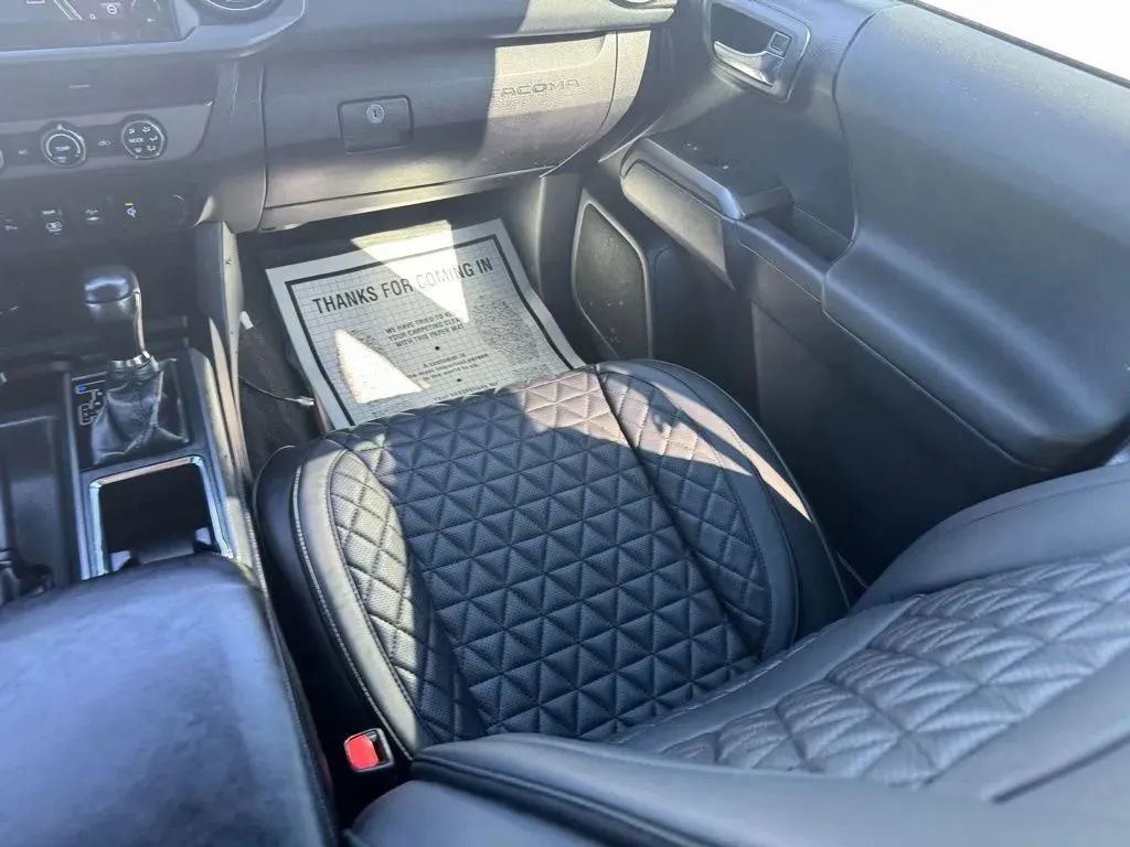 Used 2018 Toyota Tacoma TRD Off-Road w/ Technology Package image 20