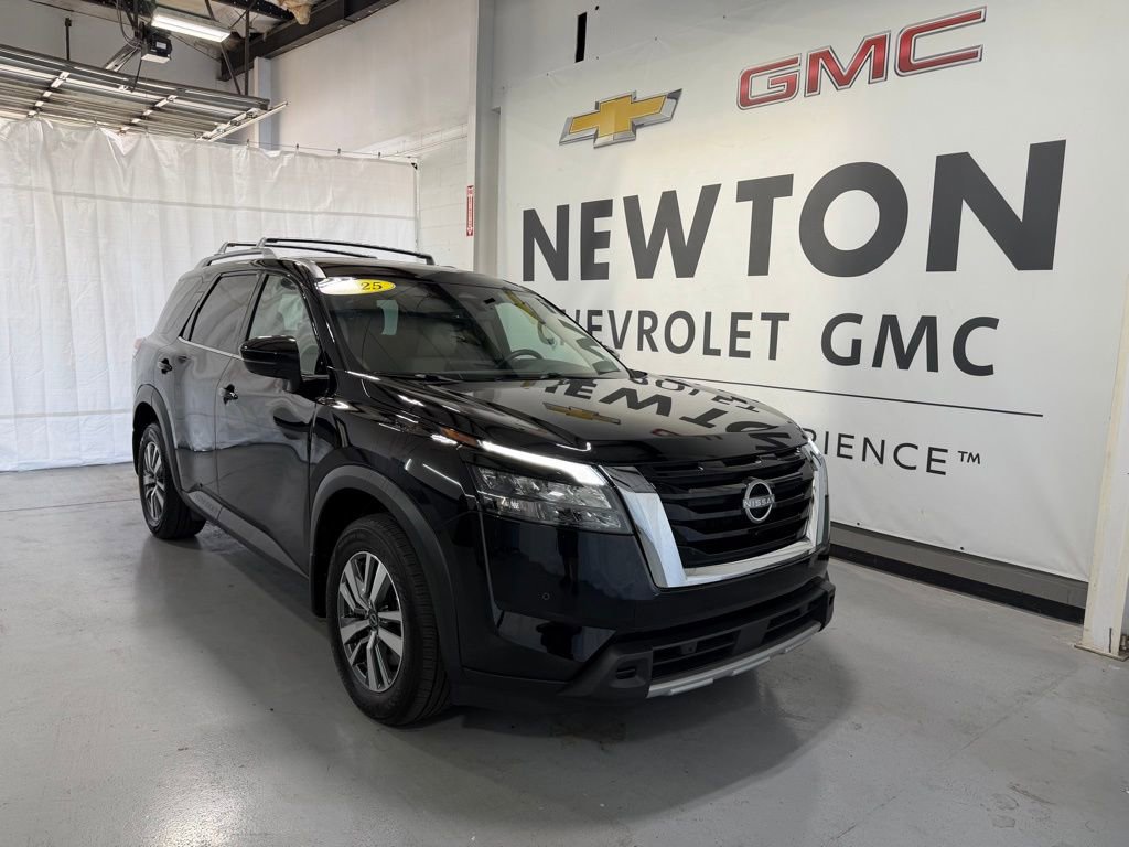 Used 2025 Nissan Pathfinder SL AWD/4WD image 2