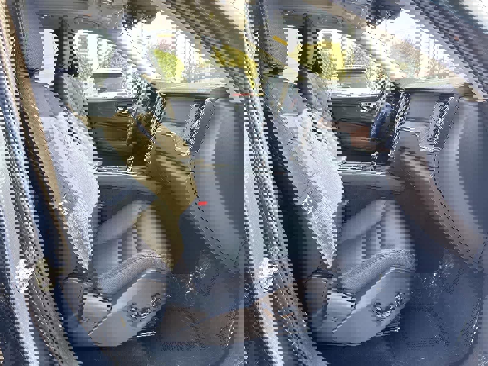 Used 2023 Volvo XC60 B5 Plus image 37