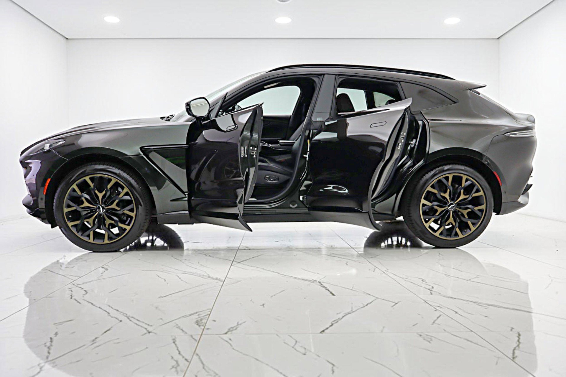 Used 2021 Aston Martin DBX AWD/4WD image 4
