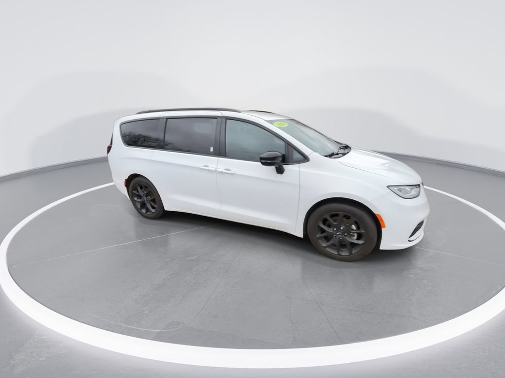 Used 2024 Chrysler Pacifica Touring-L w/ S Appearance Package FWD image 2