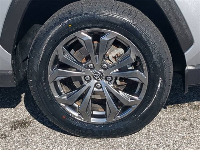 Used 2022 Toyota RAV4 XLE Premium image 11