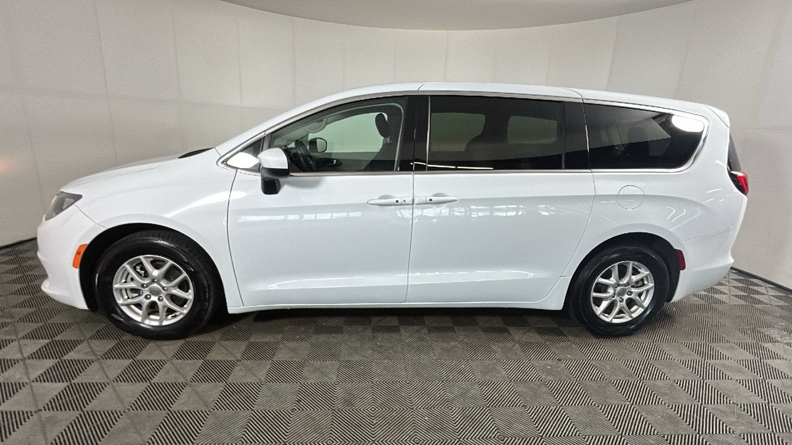 Used 2023 Chrysler Voyager LX FWD image 6