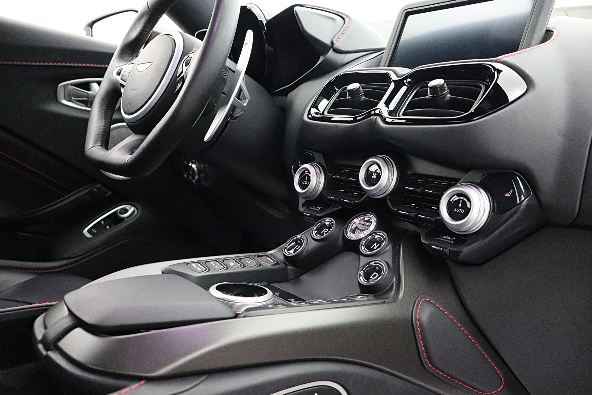 Used 2023 Aston Martin V8 Vantage Coupe RWD image 39