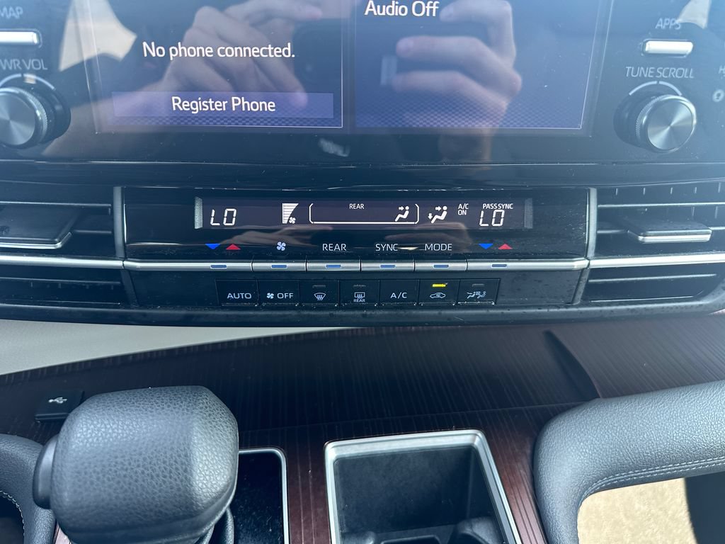 Used 2024 Toyota Sienna LE AWD/4WD image 21