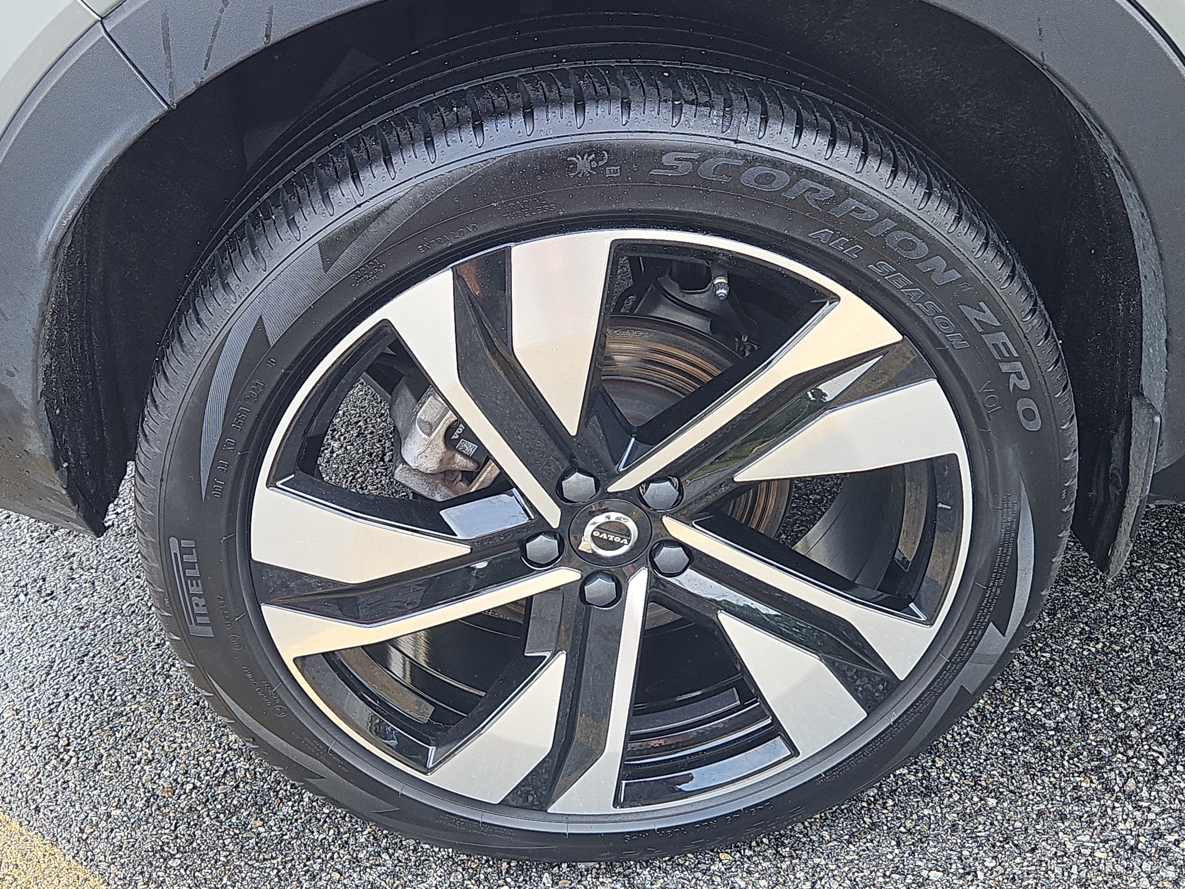 Used 2024 Volvo XC40 B5 Plus w/ Protection Package Premier AWD/4WD image 30