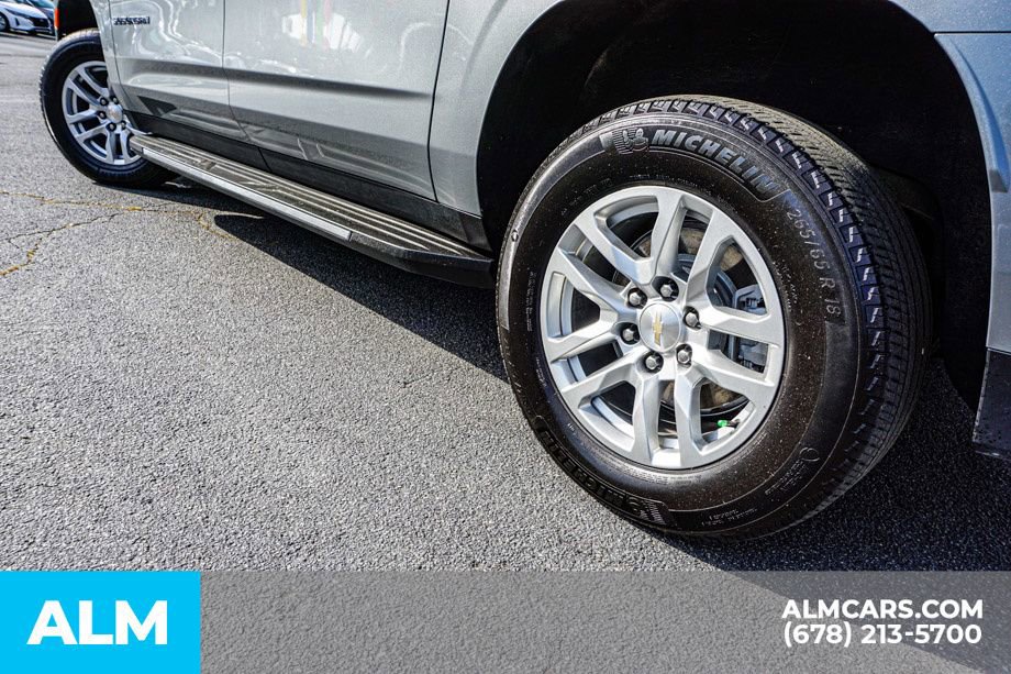 Used 2024 Chevrolet Suburban LT RWD image 16
