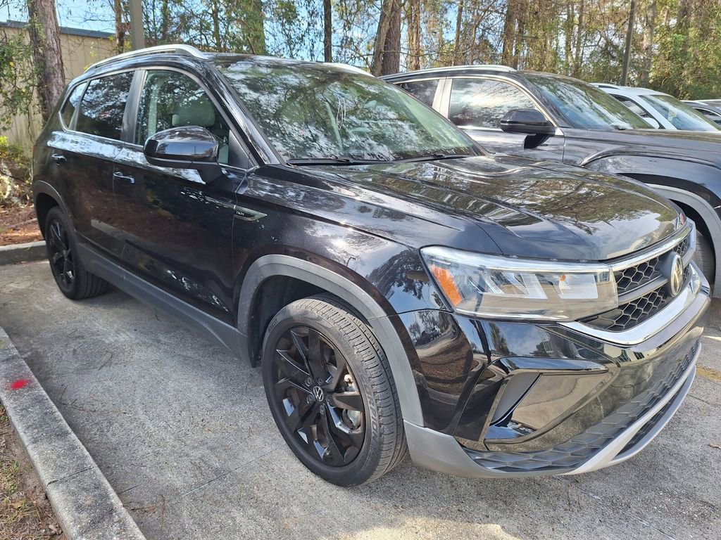 Used 2022 Volkswagen Taos SE w/ Panoramic Sunroof Package image 3