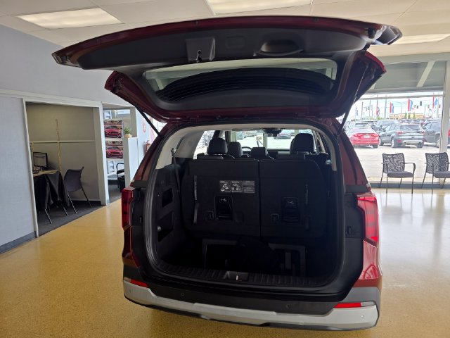 Used 2025 Kia Carnival FWD image 16