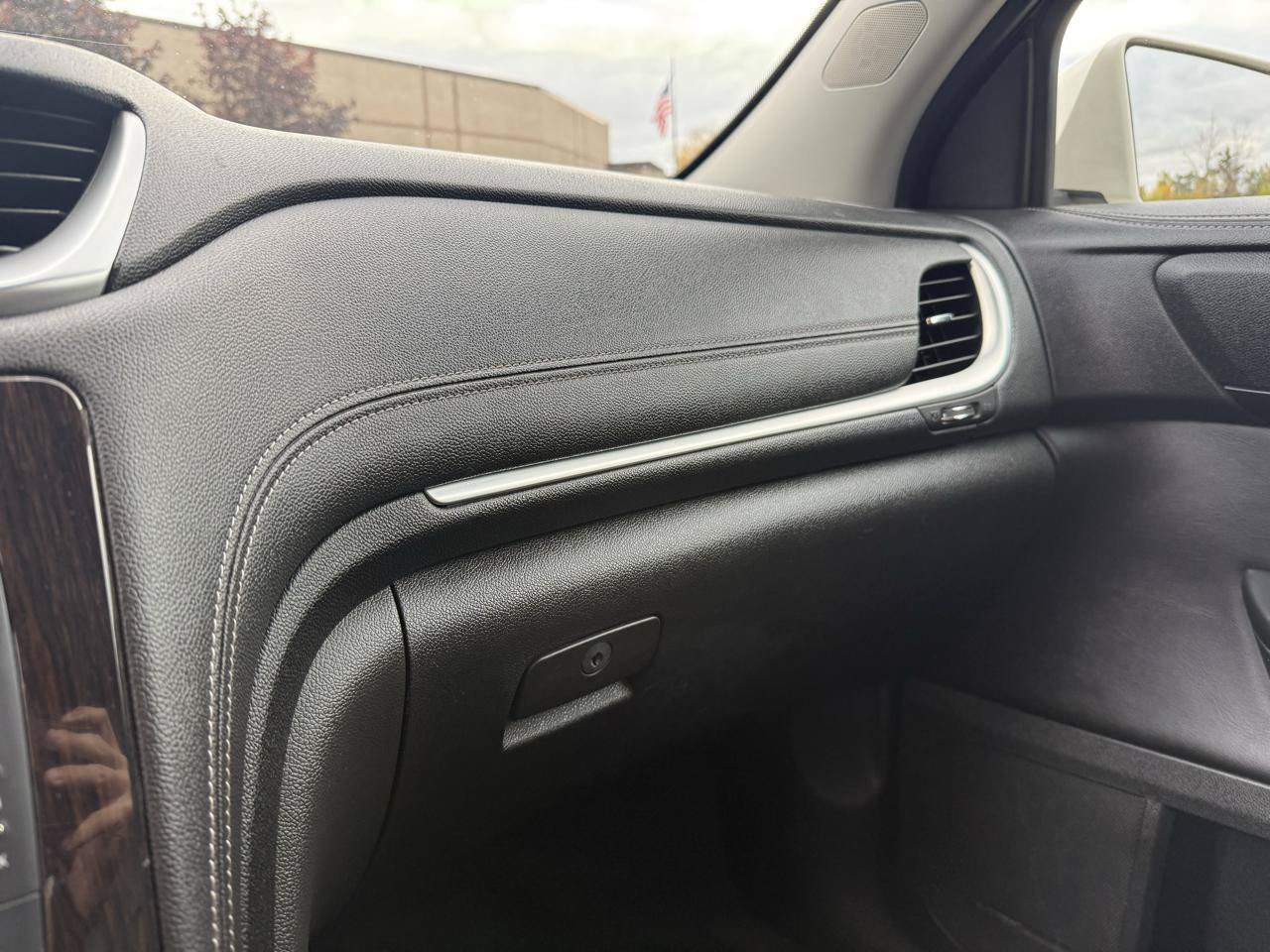 Used 2015 Chevrolet Traverse LT FWD image 18