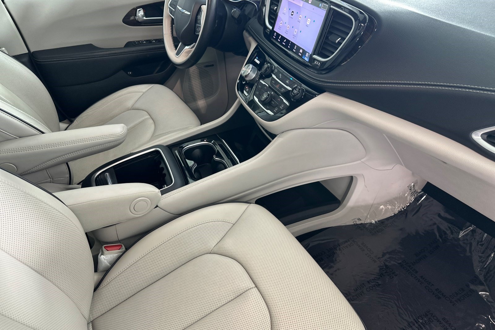 Used 2021 Chrysler Pacifica Limited w/ Uconnect Theater Family Group FWD image 36