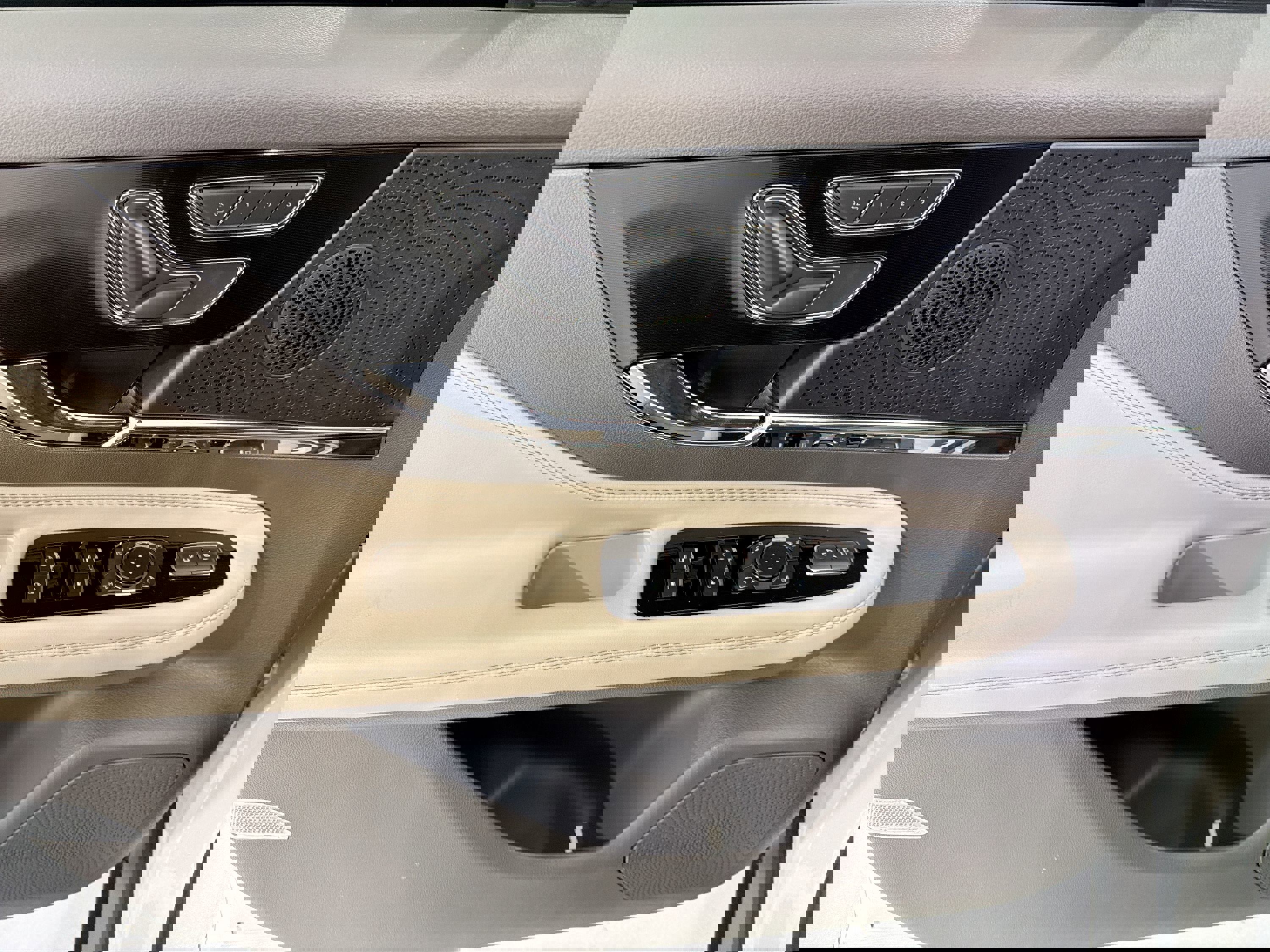 Used 2024 Lincoln Corsair Reserve image 12