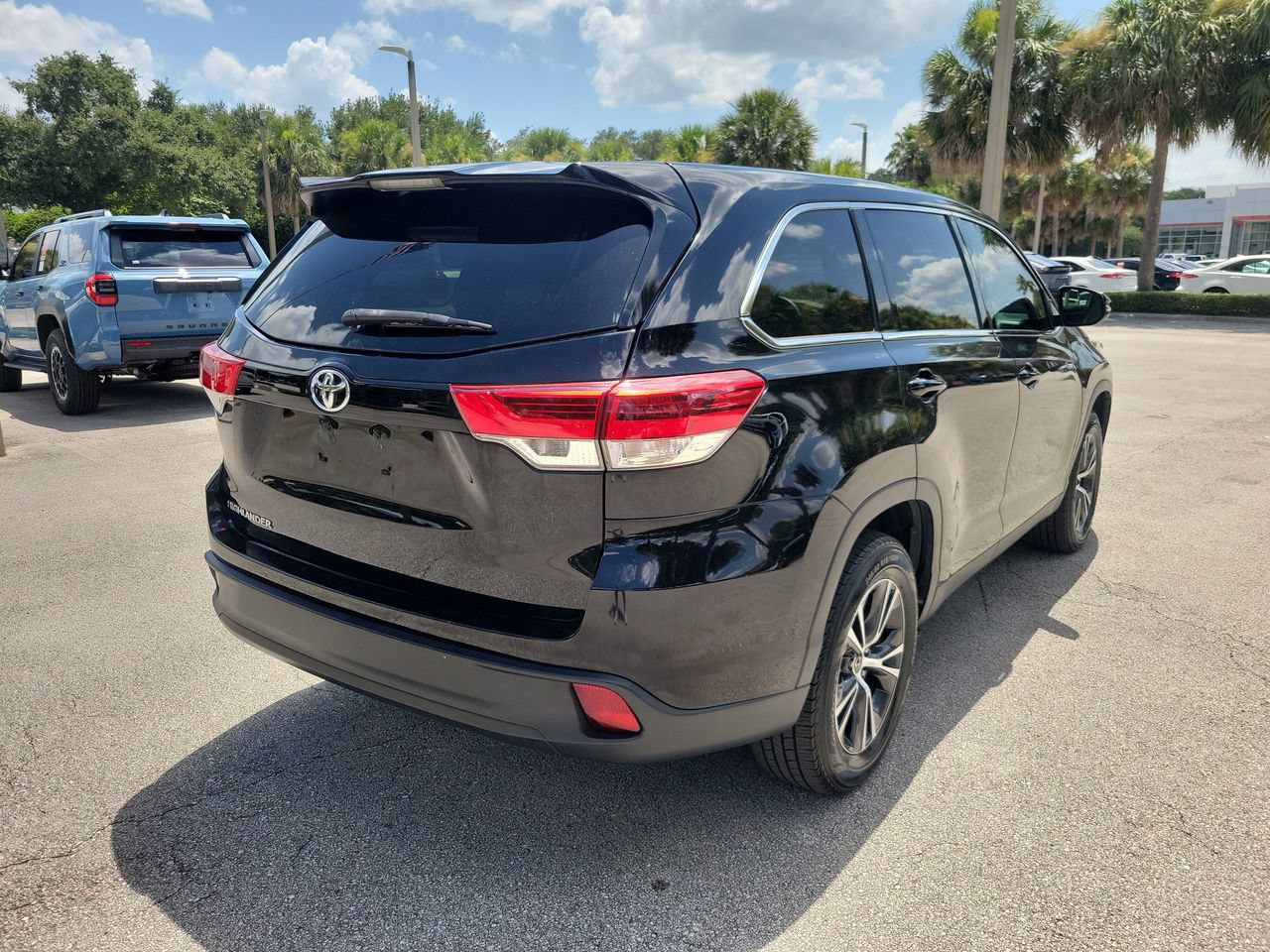 Used 2019 Toyota Highlander LE FWD image 3