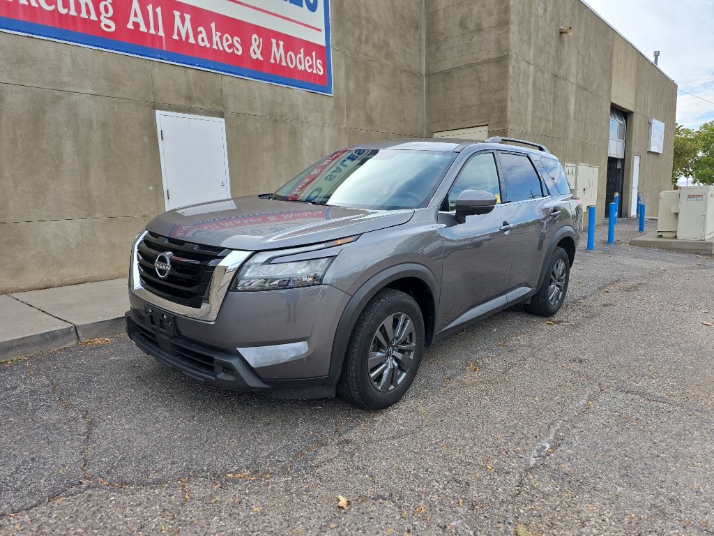 Used 2024 Nissan Pathfinder SV image 3