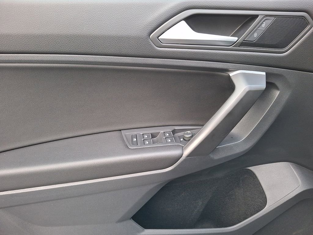 Used 2021 Volkswagen Tiguan SE w/ Panoramic Sunroof Package image 8