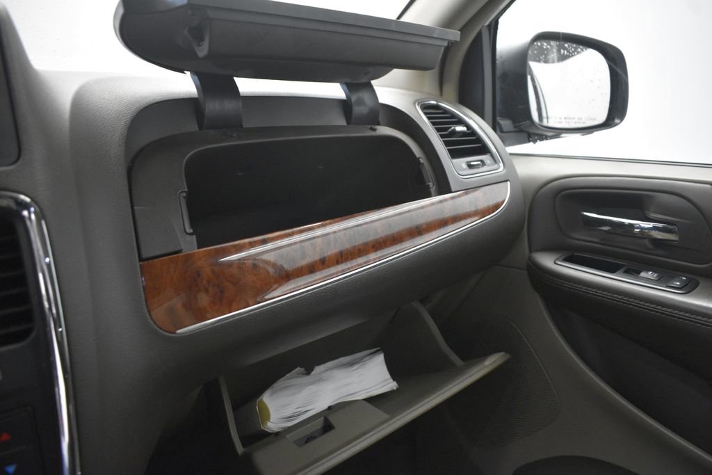 Used 2015 Chrysler Town & Country Touring w/ Driver Convenience Group image 41
