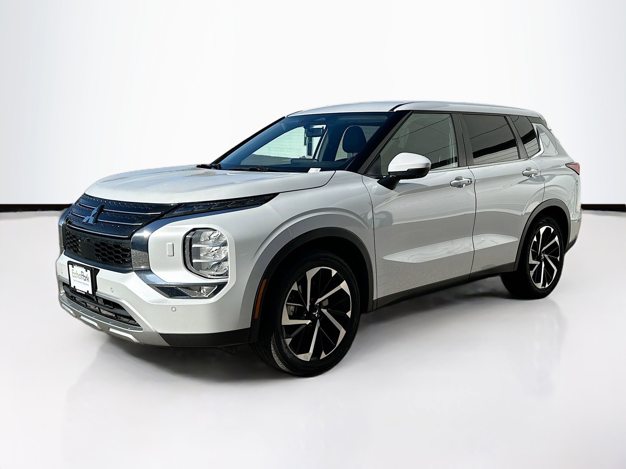 Used 2024 Mitsubishi Outlander SE image 3