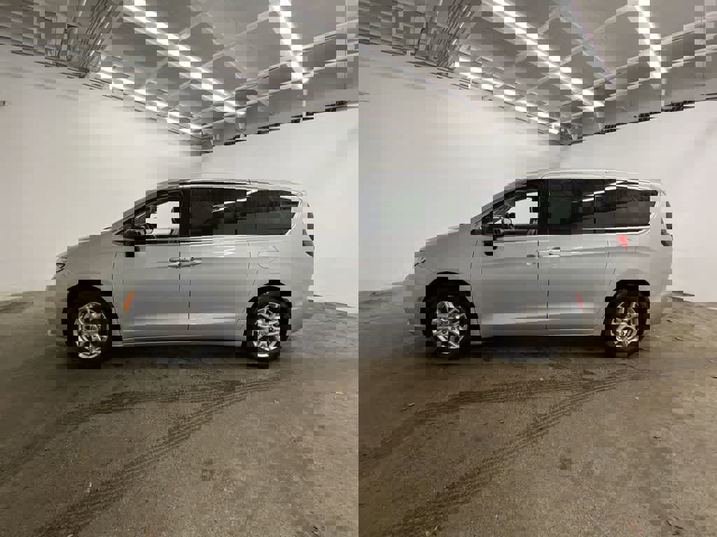 Used 2024 Chrysler Pacifica Touring-L image 3