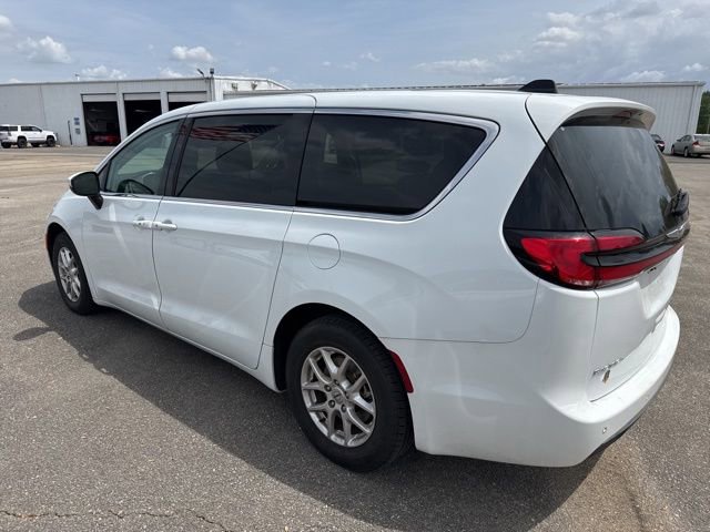 Used 2023 Chrysler Pacifica Touring-L FWD image 11