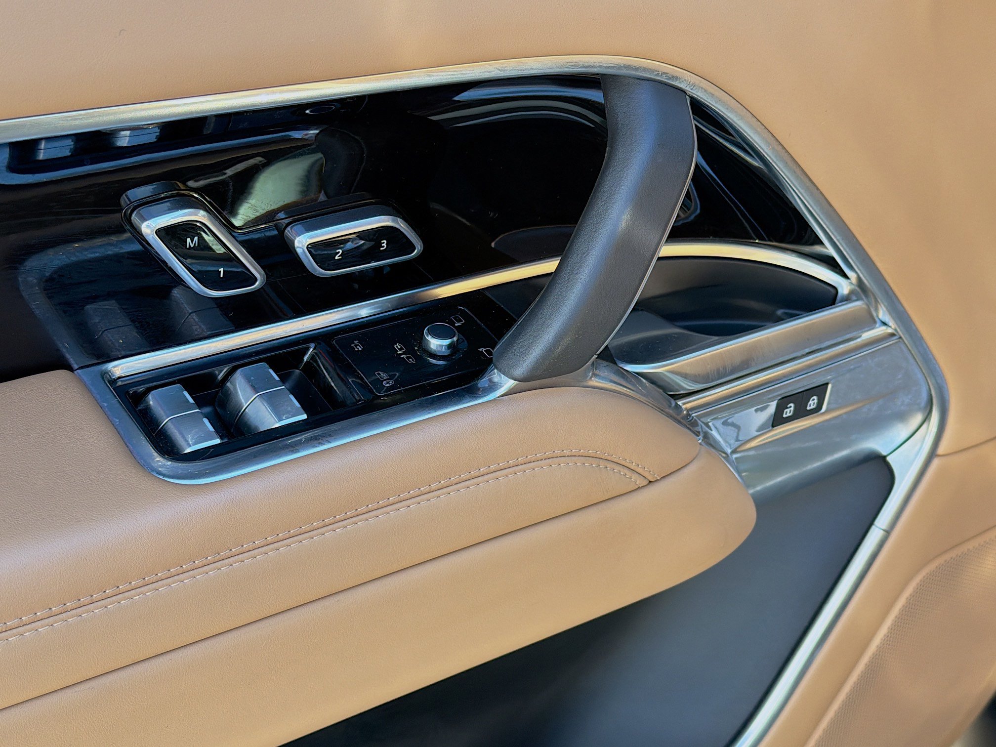 Used 2023 Land Rover Range Rover Long Wheelbase SE image 23