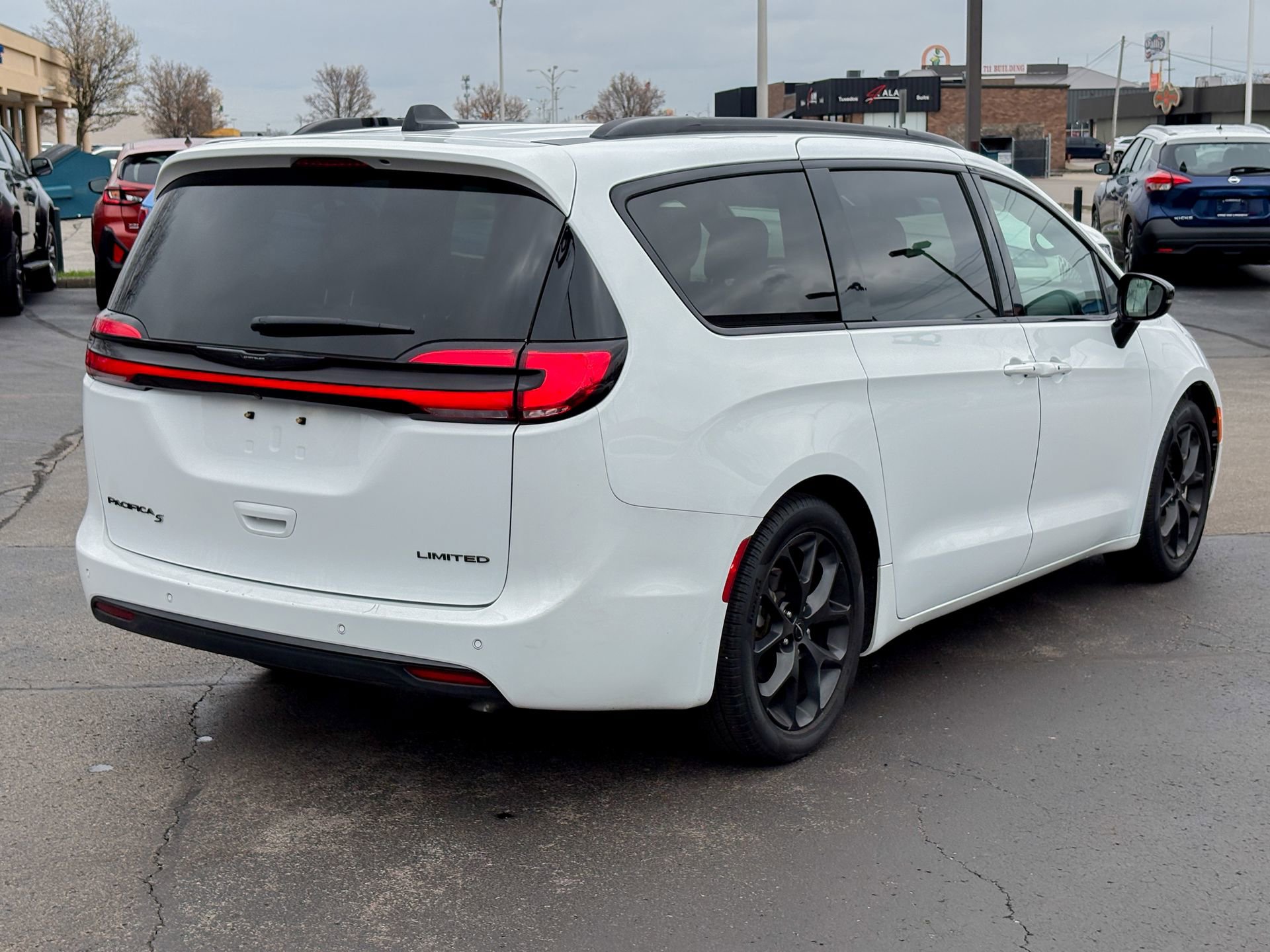 Used 2025 Chrysler Pacifica Limited image 8