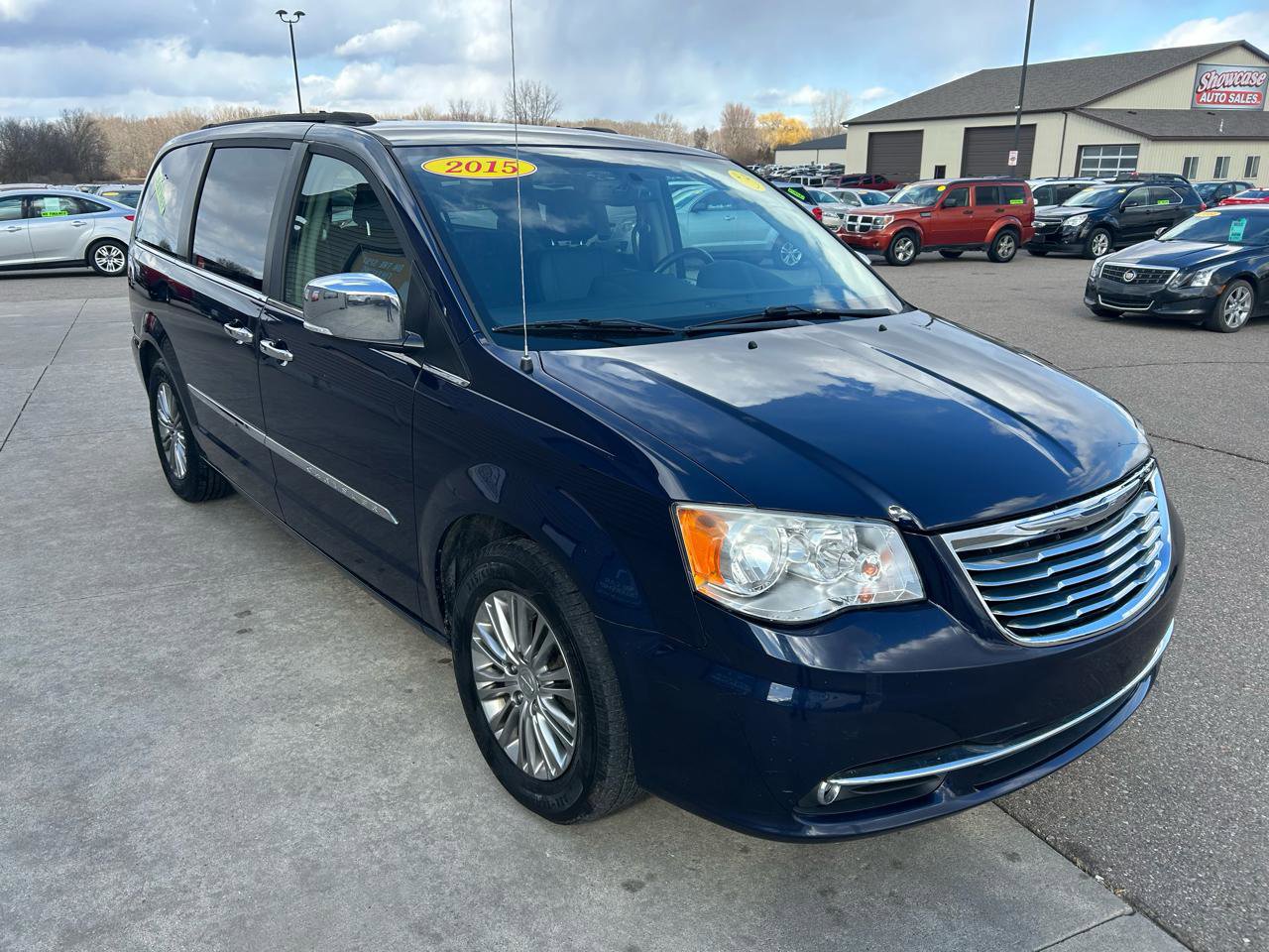Used 2015 Chrysler Town & Country Touring-L w/ Driver Convenience Group image 3