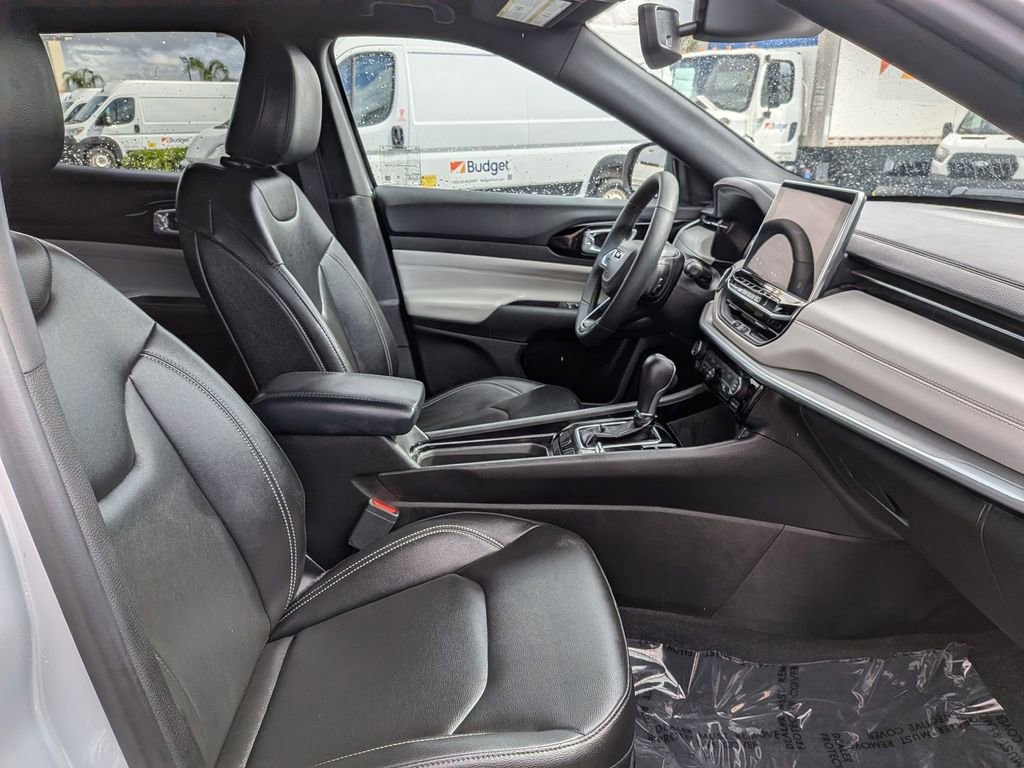 Used 2025 Jeep Compass Limited image 30