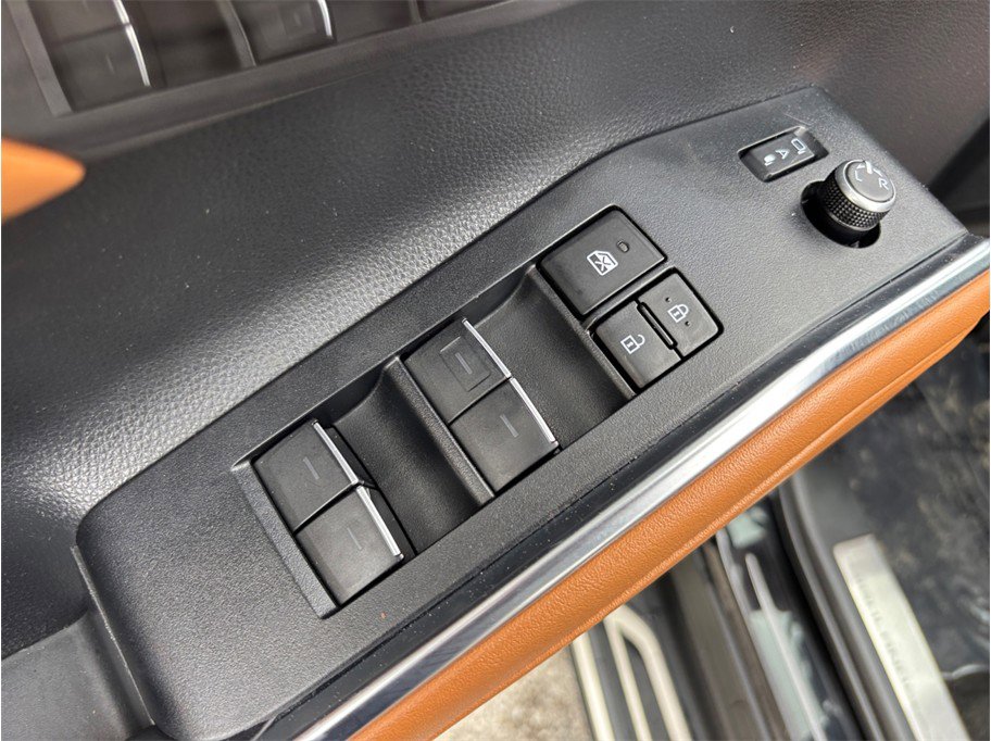 Used 2023 Toyota Highlander Platinum image 25