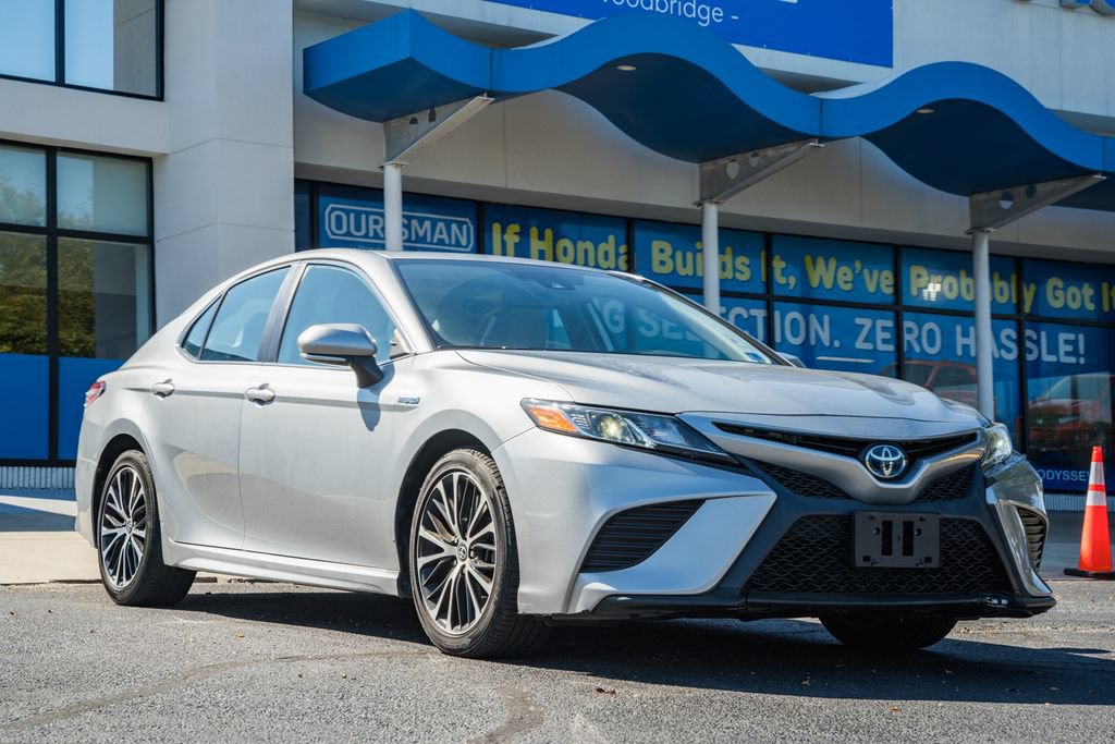 Used 2020 Toyota Camry SE w/ Sunroof Package FWD image 1