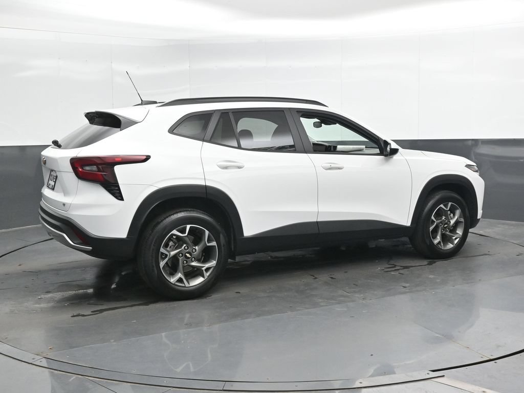 Used 2025 Chevrolet Trax LT w/ LT Convenience Package FWD image 4