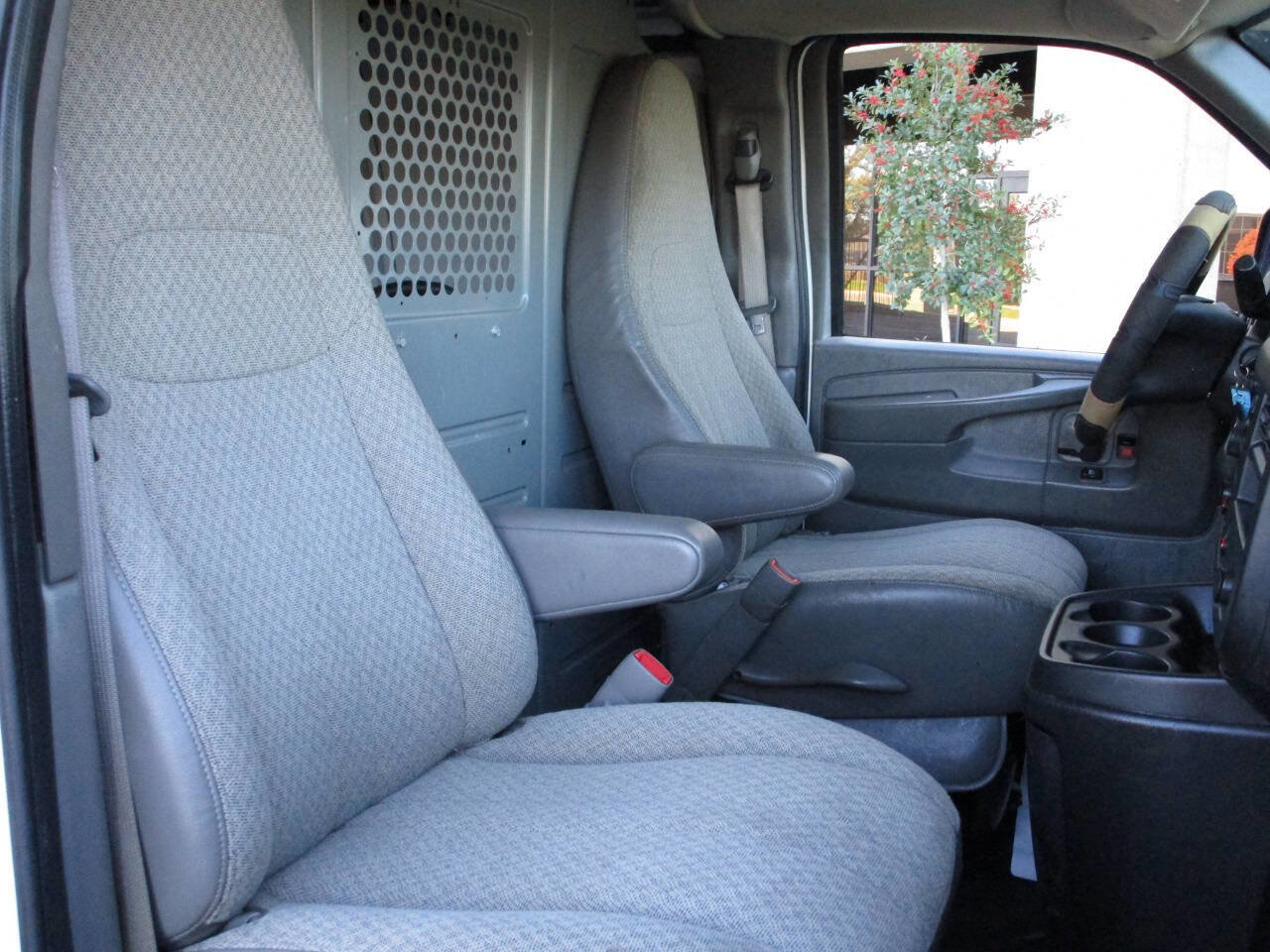 Used 2010 Chevrolet Express 2500 image 9