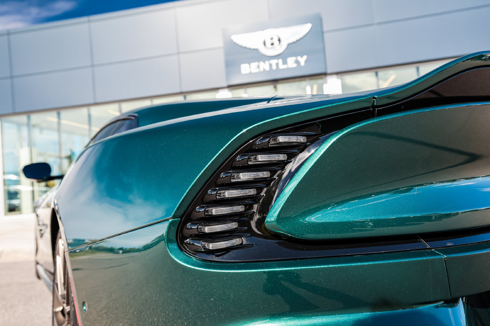 Used 2025 Aston Martin Vanquish RWD image 10