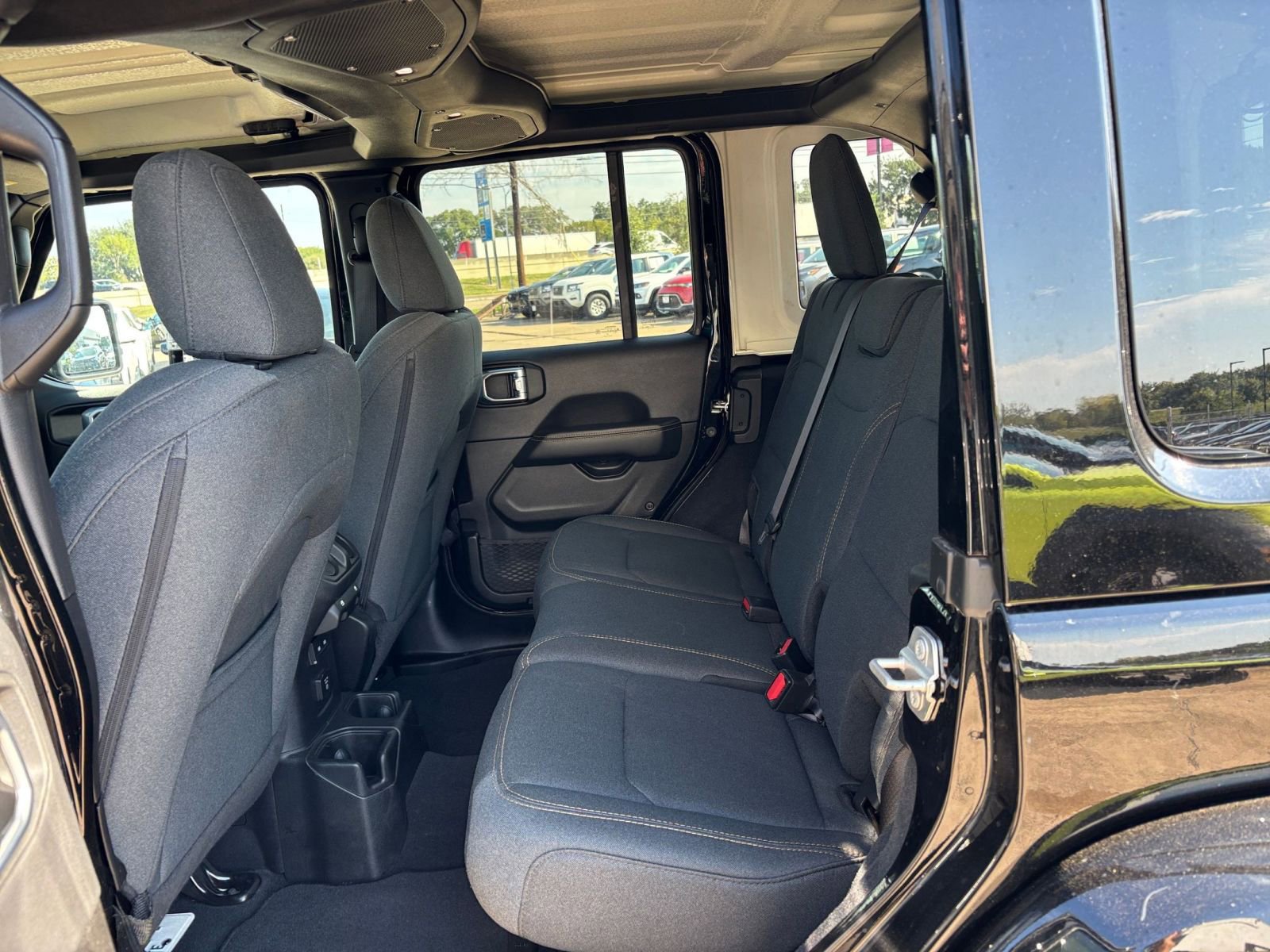 Used 2025 Jeep Wrangler Sahara image 23