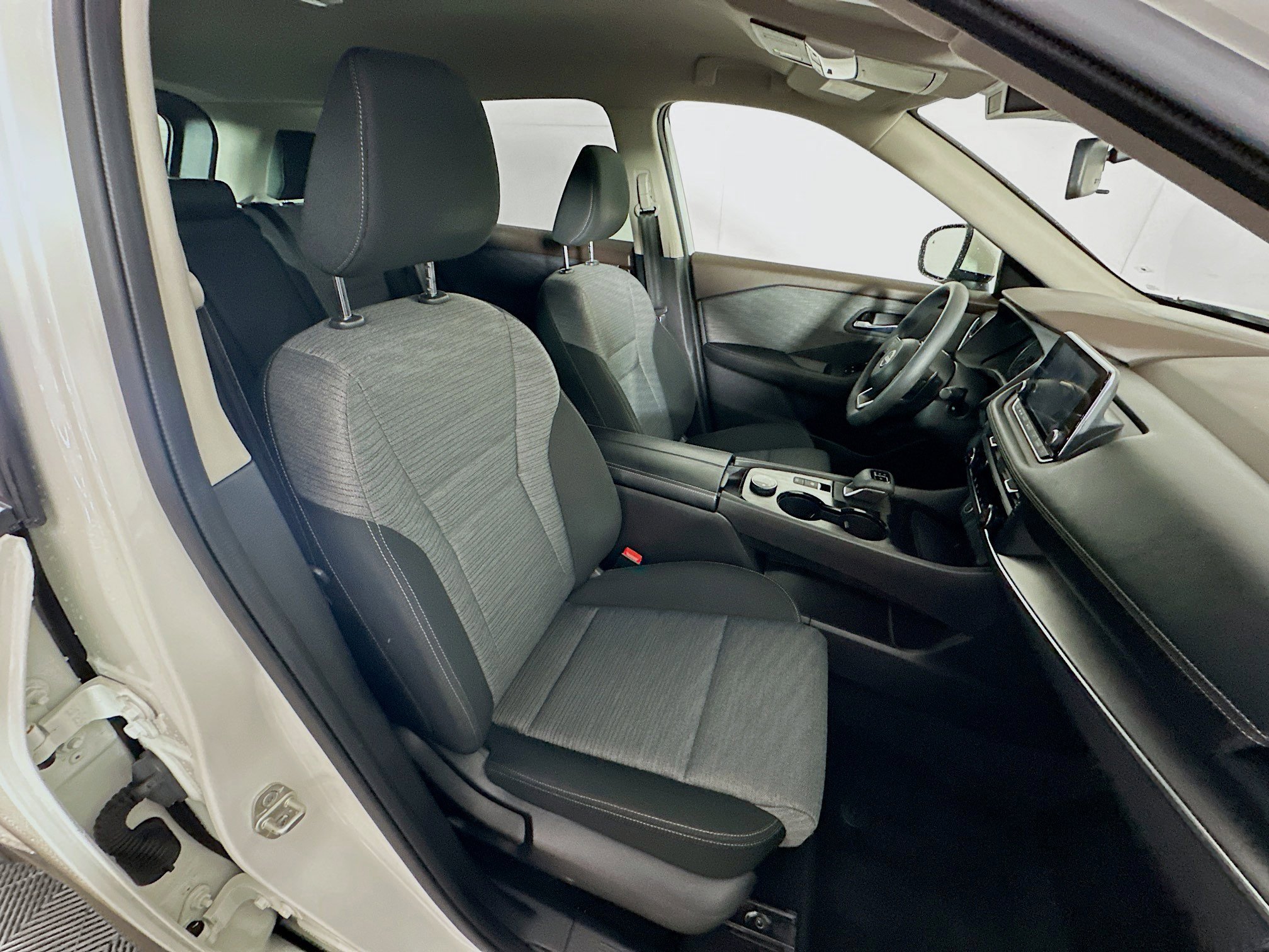 Used 2023 Nissan Rogue SV image 30