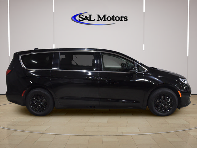 Certified 2024 Chrysler Pacifica Touring-L FWD image 9
